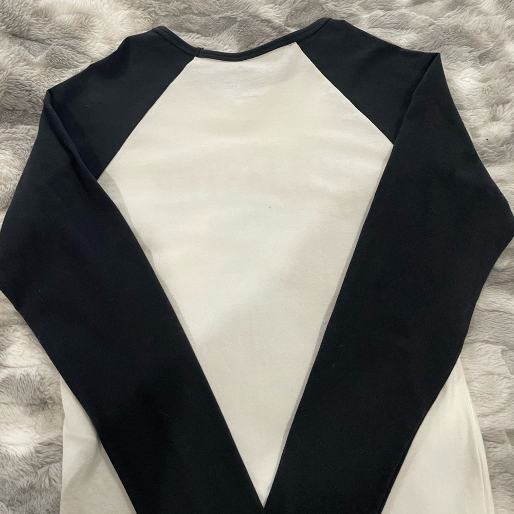 Hollister Black and White Raglan Top - Picture 7 of 10